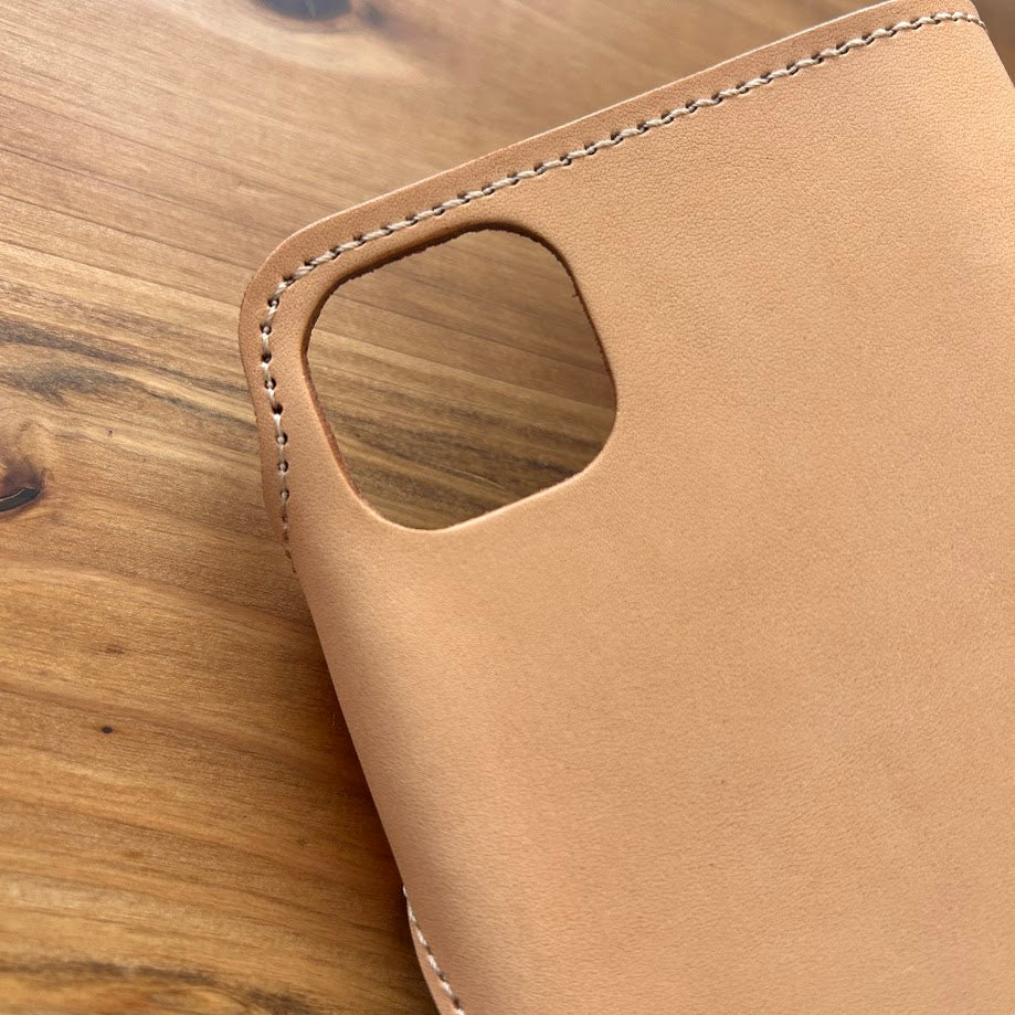 【訳あり品13】 iPhone 15 Plus用ケース 栃木レザーNATURAL nc3937