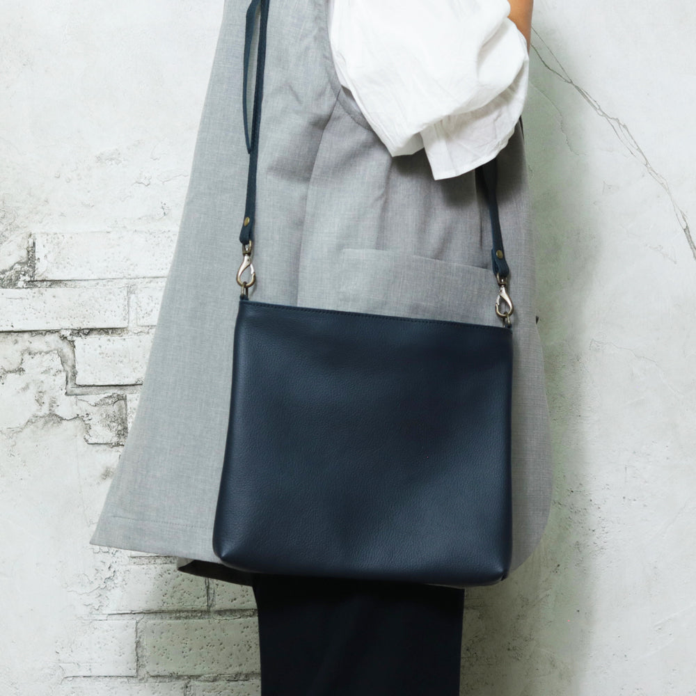 【深型-中サイズ】姫路レザー シンプルを極めたレザーサコッシュ NC3422s