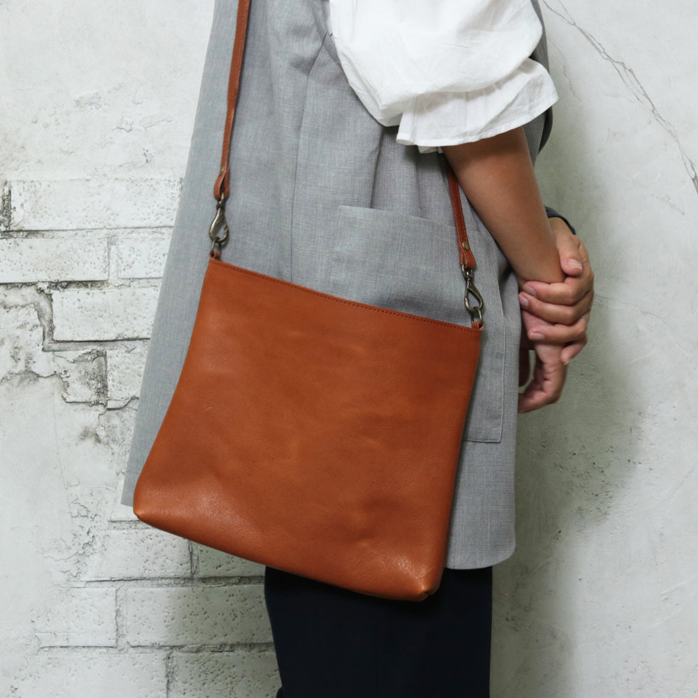 【深型-中サイズ】栃木レザー シンプルを極めたレザーサコッシュ NC3422v