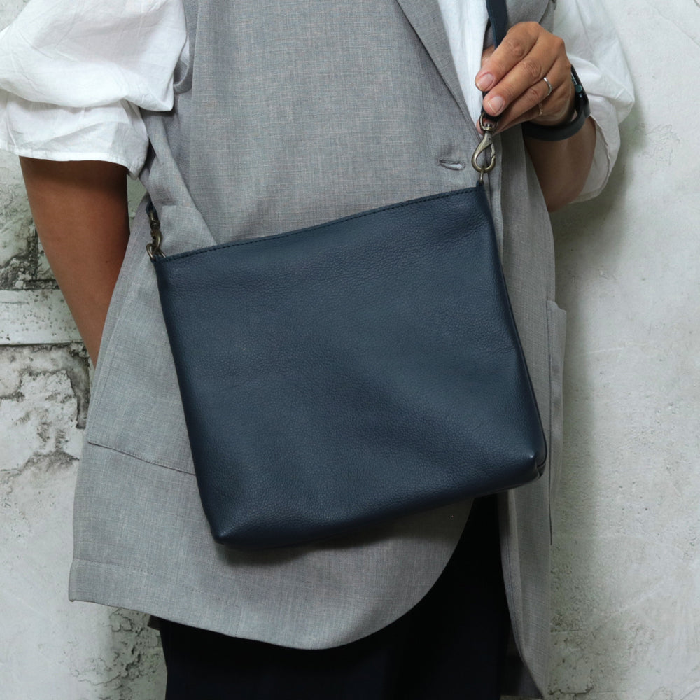 【深型-小サイズ】姫路レザー シンプルを極めたレザーサコッシュ NC3421s